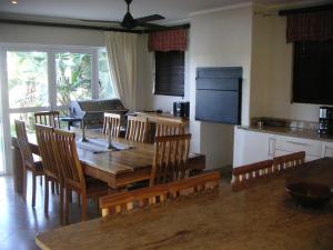 Una cocina y un comedor con mesa y sillas. en Waterside Living MM1394, en Jeffreys Bay