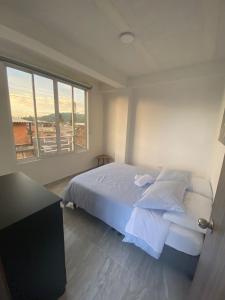 Giường trong phòng chung tại Apartamento amoblado alquiler "El Edén del Café"
