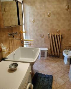 bagno con vasca, lavandino e servizi igienici di B&B "Madama Granèt" a Borgo San Dalmazzo