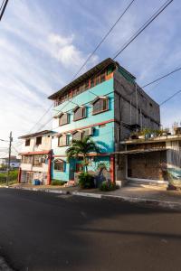 un edificio blu e bianco sul lato di una strada di Moonlight, Galápagos a San Cristóbal