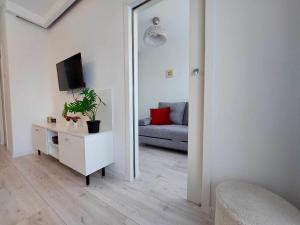 salon z kanapą i lustrem w obiekcie Albatros Apartment Stogi w Gdańsku