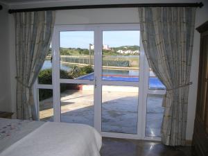 1 dormitorio con una gran puerta corredera de cristal y balcón en Waterside Living MM1394, en Jeffreys Bay 44 fotos más