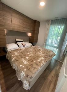 sypialnia z dużym łóżkiem i drewnianą podłogą w obiekcie Chalet Het Edelhert w mieście Zutendaal