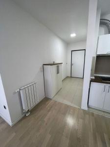 une pièce vide avec une cuisine et un couloir dans l'établissement Apartments Bulevar, à Sarajevo