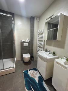 La salle de bains est pourvue d'un lavabo et de toilettes. dans l'établissement Apartments Bulevar, à Sarajevo