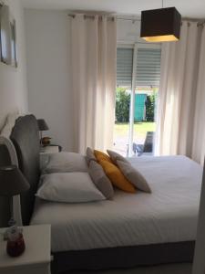 - une chambre avec un lit avec deux oreillers et une fenêtre dans l'établissement Mini-villa mitoyenne de type F2 proche Golfe de Lava, à Appietto