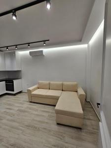 een woonkamer met een bank en een tafel bij Vila 4G in Tirana