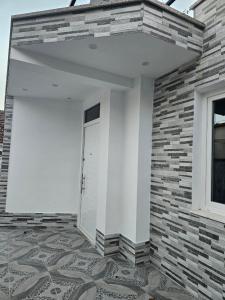 een witte deur op een bakstenen gebouw met een raam bij Vila 4G in Tirana