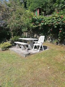 um banco e uma mesa e uma cadeira num quintal em Casa Prucci em Battigio