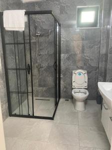 uma casa de banho com um chuveiro e um WC. em Kiralık Lüx Deniz Manzaralı Bahçeli Villa/Luxury Sea View Garden Villa for Rent em Trabzon