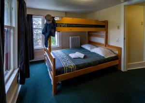 1 dormitorio con 1 litera en una habitación en HI Penticton - Hostel, en Penticton