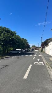pusta ulica z znakiem rowerowym na drodze w obiekcie Le MonMon des Minimes w La Rochelle