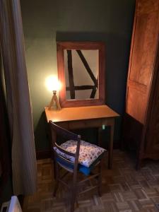 - un bureau avec une chaise, un miroir et une lampe dans l'établissement Appartement centre historique quartier cathédrale, à Bourges
