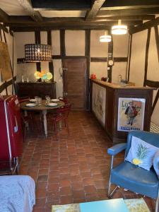 un salon avec une table et des chaises et une cuisine dans l'établissement Appartement centre historique quartier cathédrale, à Bourges 3 autres photos