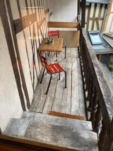 - un balcon avec une table et deux chaises dans l'établissement Appartement centre historique quartier cathédrale, à Bourges