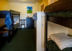 Postel nebo postele na pokoji v ubytování HI Penticton - Hostel