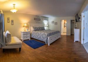Postel nebo postele na pokoji v ubytování Elegant Jacuzzi Suite