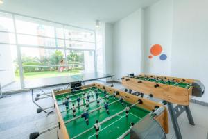 una habitación con mesas de ping pong en Oceana Suites Coraceros, en Viña del Mar