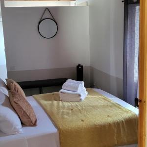 Tempat tidur dalam kamar di PROCHE UZES LE COCON DU PEINTRE ANGLAIS