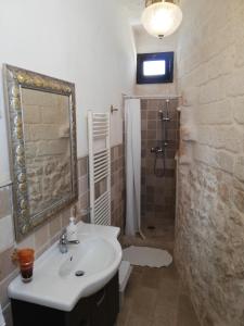 オストゥーニにあるHoliday Home Trullo Anticoのバスルーム(シンク、鏡付きシャワー付)