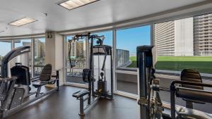 - une salle de sport avec des appareils de cardio-training et des fenêtres dans un bâtiment dans l'établissement Laketown Wharf 1416!, à Panama City Beach
