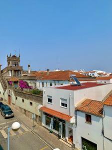 een luchtzicht op een stad met gebouwen bij Hotel Vila Verde in Castro Verde