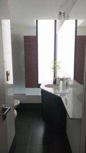 uma casa de banho com um lavatório e um WC em Depto 1 dormitorio. Edificio SnJ em Rosário