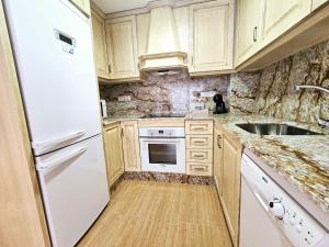Kuchyň nebo kuchyňský kout v ubytování PANDORA City Center Apartment