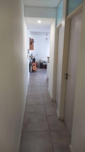 um corredor de um quarto com piso em azulejo em Depto 1 dormitorio. Edificio SnJ em Rosário
