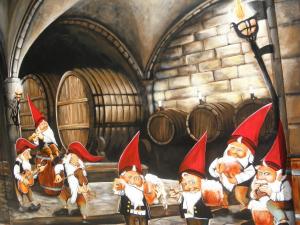 una pintura de un grupo de gnomos en una bodega en Dom Turysty Pod Wieżycą en Sobótka