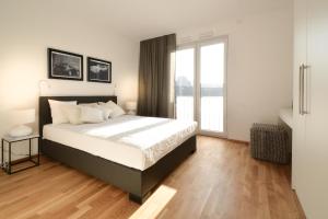 1 dormitorio con cama y ventana grande en Lunas Appartements Essen en Essen