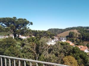 einen Blick vom Balkon eines Hauses auf einem Hügel in der Unterkunft Dith's House in Campos do Jordão