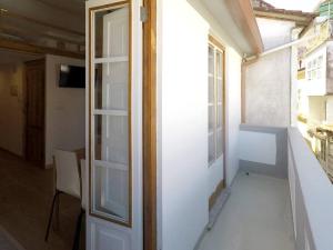 une chambre vide avec une porte et une fenêtre dans l'établissement Ferreiros - Wood Design apartments, à Pontedeume