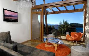 Uma área de estar em Rochester Bariloche Suites & Spa