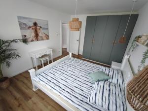 a small bedroom with a bed and a desk at ablotu - 2-8 person, parking,garden in Świnoujście