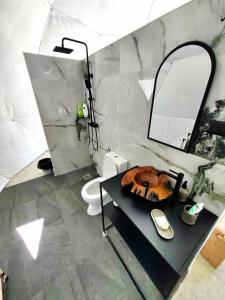 bagno con lavandino, servizi igienici e specchio di ZEN Relaxing Village 