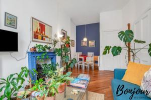 a living room with plants and a blue fireplace at Anvers Suite in Edinburgh