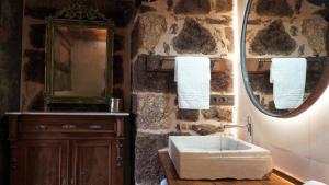 A bathroom at Casa la Trinidad - Ribeira Sacra