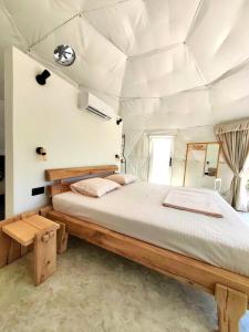 um quarto com uma cama grande numa tenda em ZEN Relaxing Village 