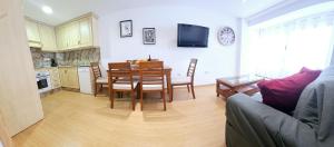 Kuchyň nebo kuchyňský kout v ubytování PANDORA City Center Apartment