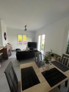 sala de estar con mesa y sofá en Villa 2 chambres rénovée Juillet 2023 - vue mer - parking privé en Grasse