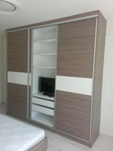 een glazen schuifdeur met een televisie in een kamer bij Thaly 5/1 in Debrecen