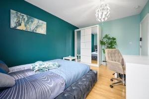 - une chambre avec un lit, un bureau et une chaise dans l'établissement Mega Flat Near Arndale City Centre, à Manchester