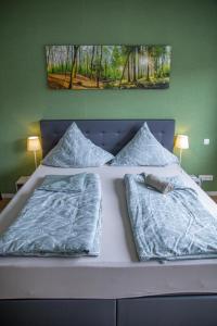 ein Bett mit zwei Kissen darüber in der Unterkunft Ferienwohnung Moseltraum, 1-6 Pers, mit 3 Schlafzimmer und Panoramabalkon in Müden