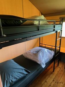 מיטה או מיטות קומותיים בחדר ב-Safaritent 1