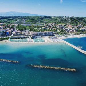 uma vista aérea de uma praia com um resort em STELLA DI MARE em Marina di San Vito