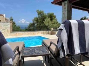 Bazén v ubytování Sunny Seaside Villa-90 m from beach nebo v jeho okolí