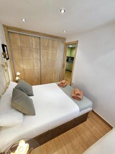 Postel nebo postele na pokoji v ubytování PANDORA City Center Apartment