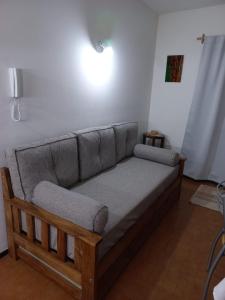 ein Sofa im Wohnzimmer mit Lampe in der Unterkunft Deptos Irun I in San Carlos de Bariloche