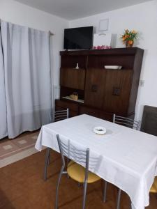 ein Esszimmer mit einem weißen Tisch und Stühlen in der Unterkunft Deptos Irun I in San Carlos de Bariloche